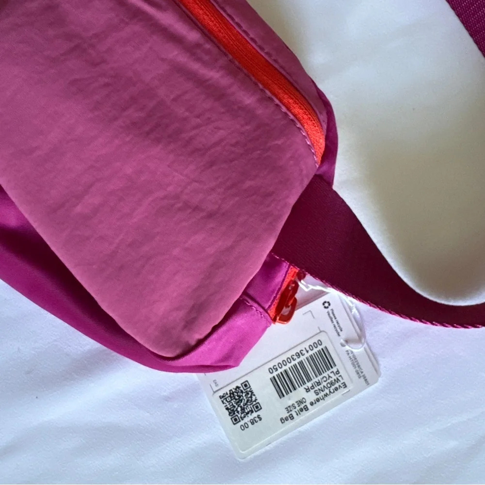 🆕 Lululemon Everywhere Belt Bag - Pink Lychee / Ripe Raspberry - Picture 5 of 9